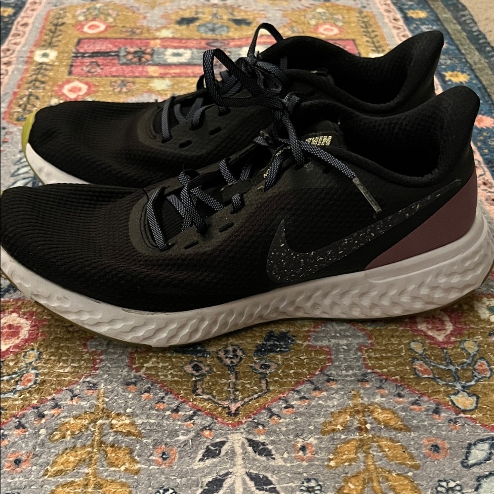 Nike Women's Black and White Sneakers